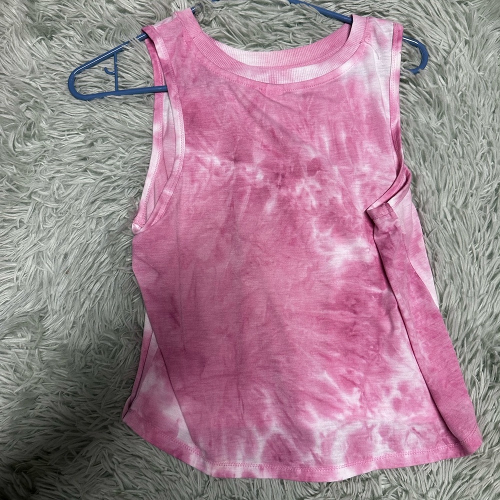 Pink shirt slightly cropped athletic top